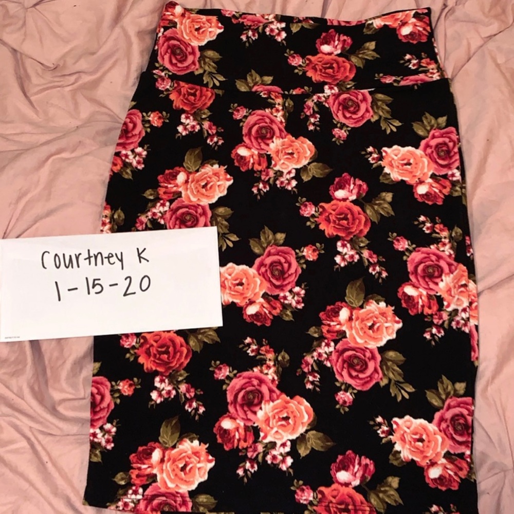 Size small LuLaRoe Cassie skirt. Floral roses.